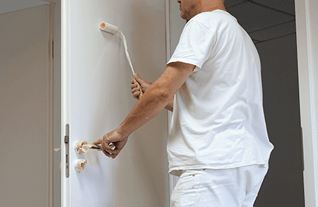 Maler streicht eine Tür